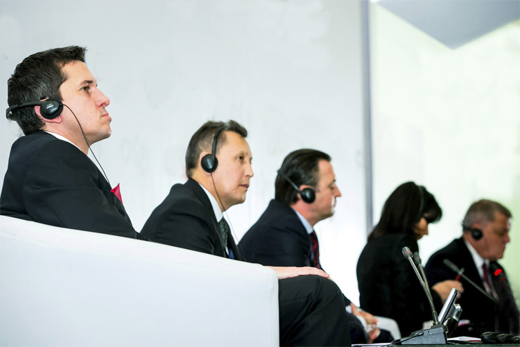 Синхронный переводчик на мероприятие